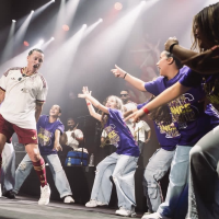 La pacense María Seco y seis de sus alumnas comparten escenario con Elvis Crespo a ritmo de 'La Graciosa'