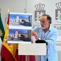 El PSOE de Badajoz exige derribar el muro "ilegal" de la Plaza de San Agustín