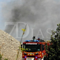 Bomberos de Badajoz trabajan en el incendio de una planta residuos