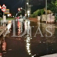 Una rotura de tuberías inunda parte de la avenida Carolina Coronado de Badajoz