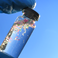Un proyecto emprendedor elimina los microplásticos del agua sin generar residuos tóxicos
