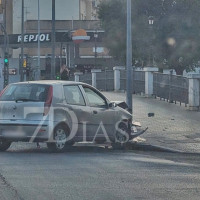 Choca contra una farola en el Puente del Rivilla (BA)