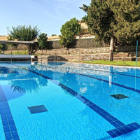 Fallece un hombre ahogado en la piscina municipal de Alcántara