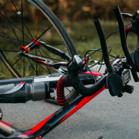 Tres ciclistas heridos tras una caída múltiple en la EX-355