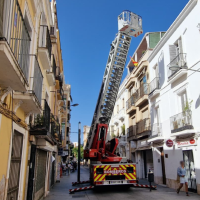 Los bomberos protagonizan el rescate de un gato en el centro de Badajoz