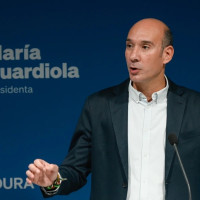Juliá defiende unos presupuestos que están escritos “de puño y letra" de los extremeños