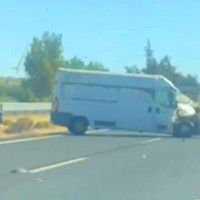 Aparatosa colisión entre una furgoneta y un camión en la A-66
