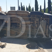 Colisiona contra una farola y vuelca sobre la acera del carril contrario en Badajoz
