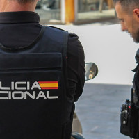Detenido por amenazar con una navaja a una mujer y agredir a policías con su perro en Cáceres