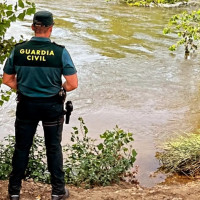 Dos agentes de la Guardia Civil rescatan a un menor arrastrado por la corriente en el río Ruecas (BA)