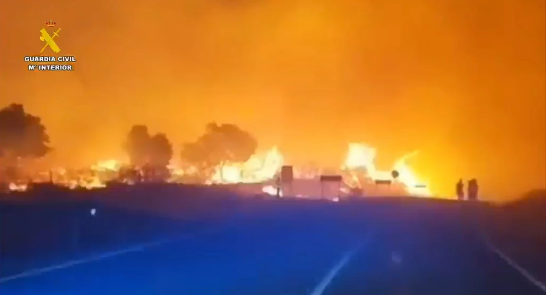Dos incendios forestales mantienen en alerta a Cáceres: una carretera continúa cortada