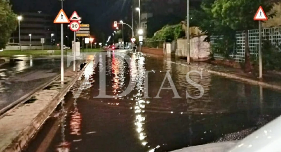 Una rotura de tuberías inunda parte de la avenida Carolina Coronado de Badajoz