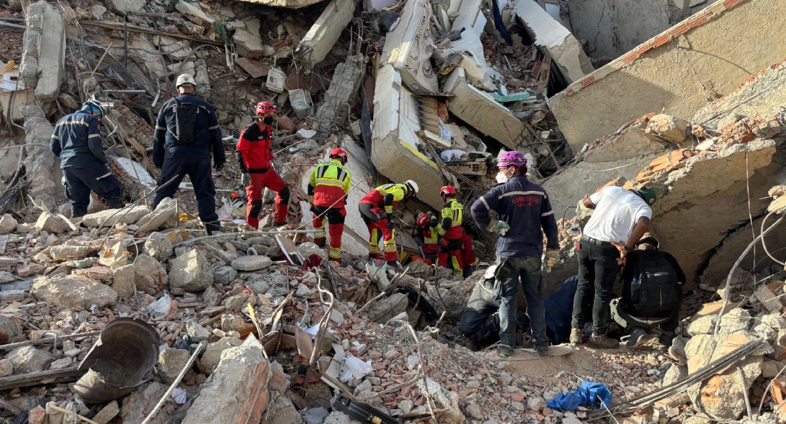 Los bomberos del CPEI centran su búsqueda de supervivientes en una urbanización turística