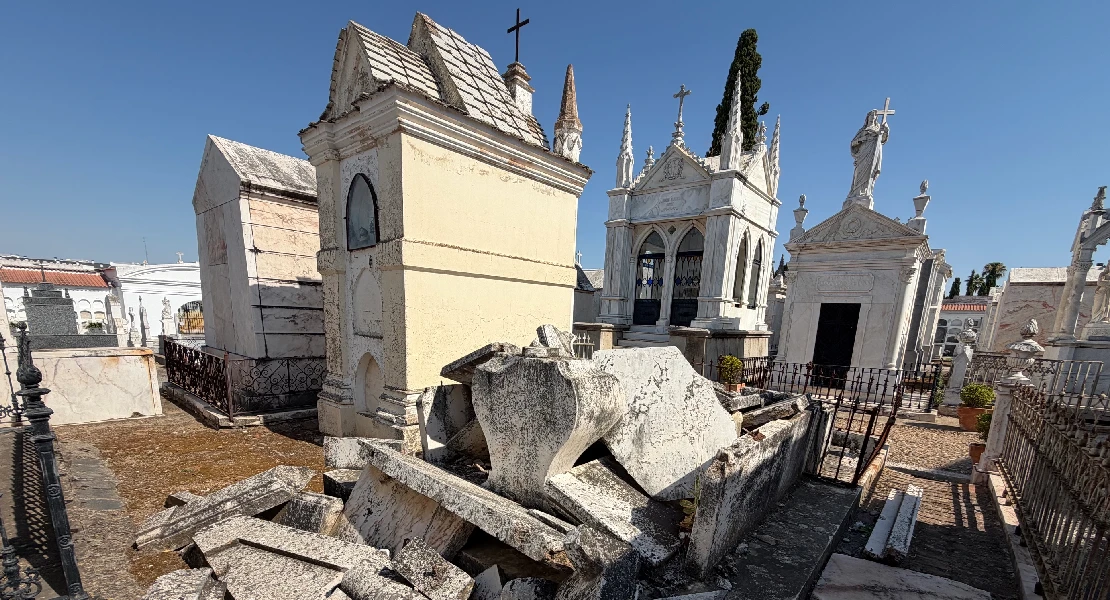 El PSOE denuncia el deterioro de panteones y capillas del Cementerio Viejo de Badajoz