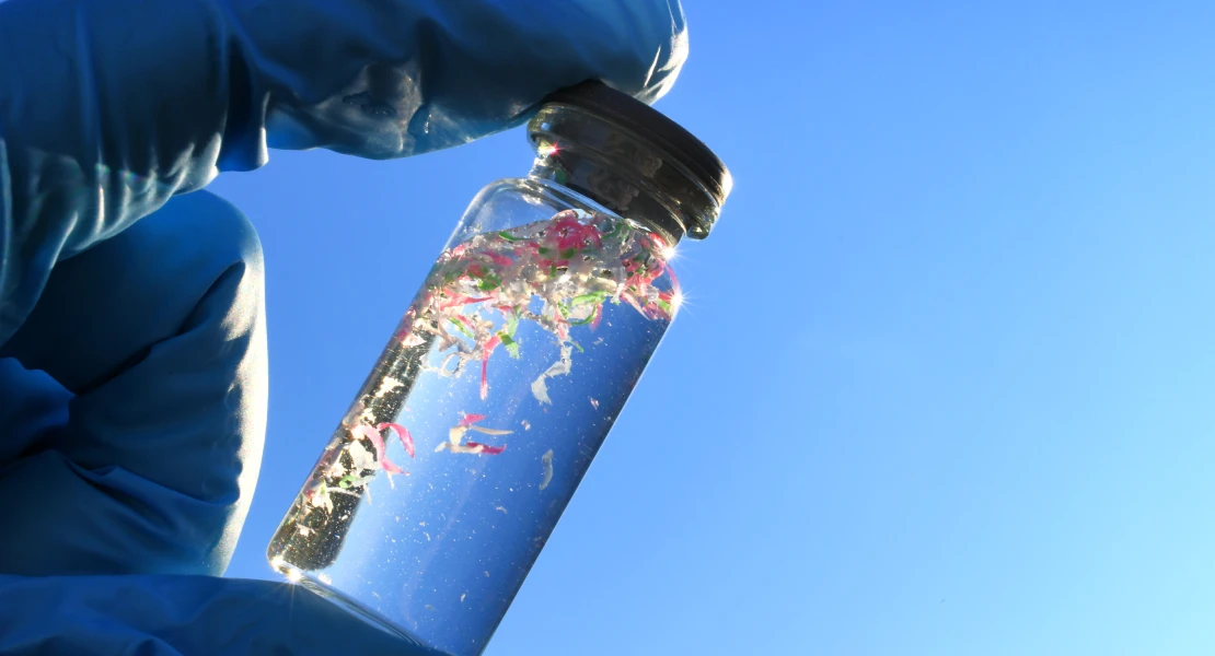 Un proyecto emprendedor elimina los microplásticos del agua sin generar residuos tóxicos
