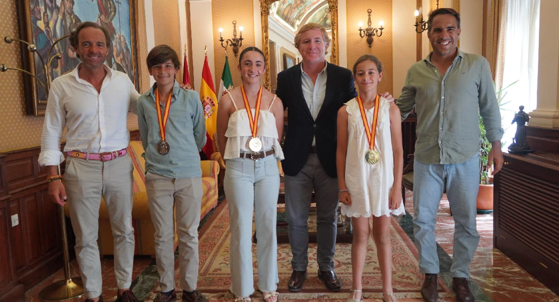 Badajoz recibe a los jinetes del Club Camponanes tras su éxito en el Campeonato de España
