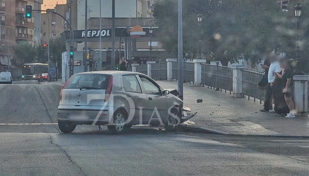 Choca contra una farola en el Puente del Rivilla (BA)