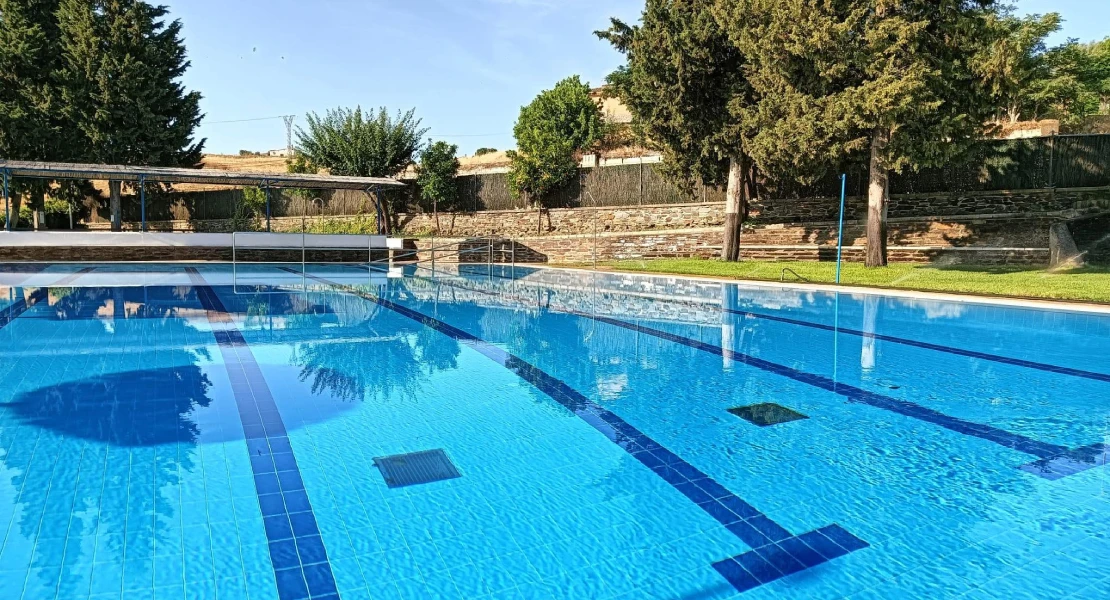 Fallece un hombre ahogado en la piscina municipal de Alcántara