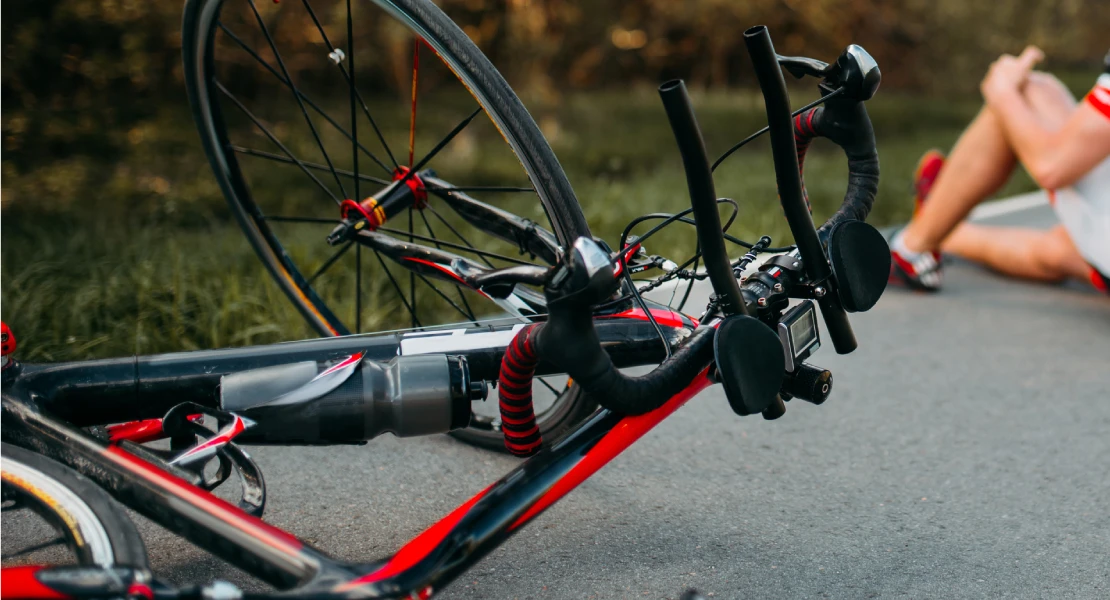 Tres ciclistas heridos tras una caída múltiple en la EX-355