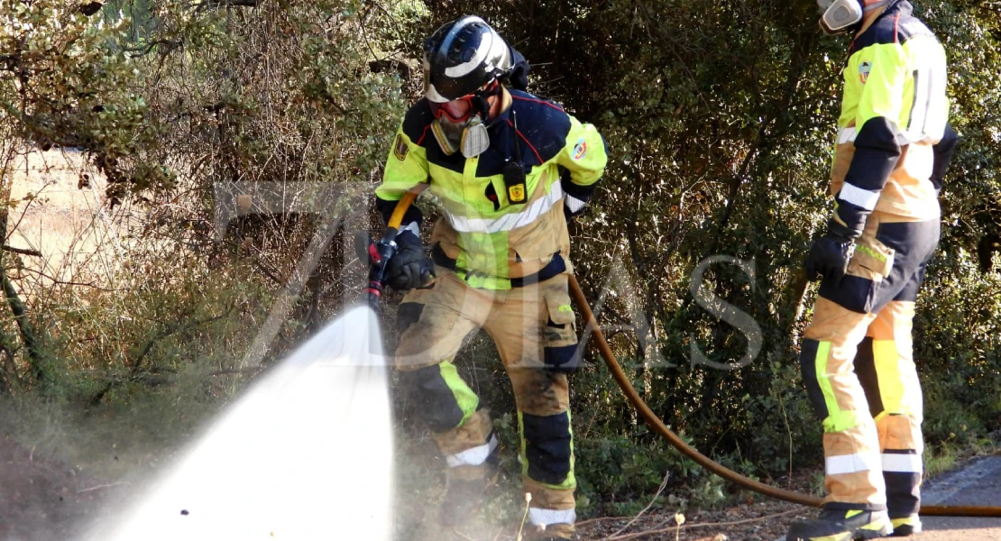 Los bomberos trabajan en un incendio forestal cerca de Badajoz
