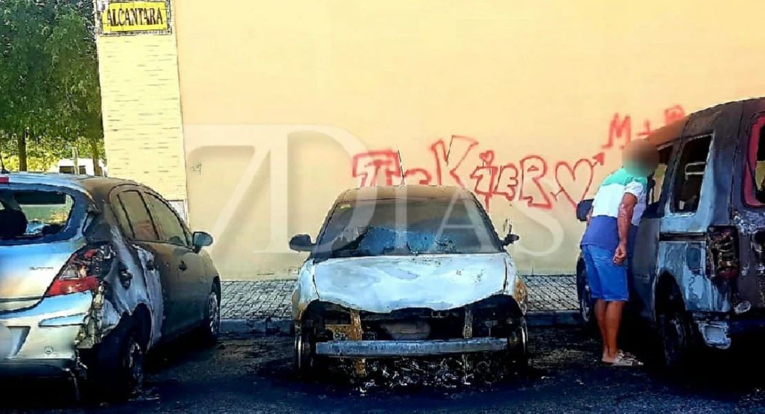 Vuelve a incendiarse un coche a plena luz del día en Badajoz