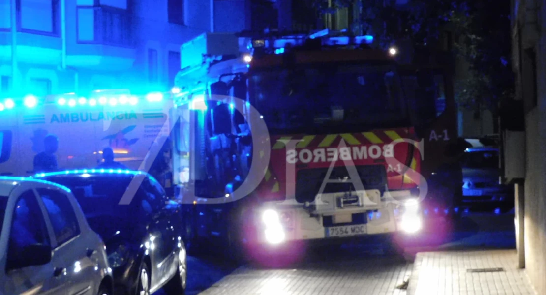 Rescatan a una mujer de un incendio de vivienda en Badajoz