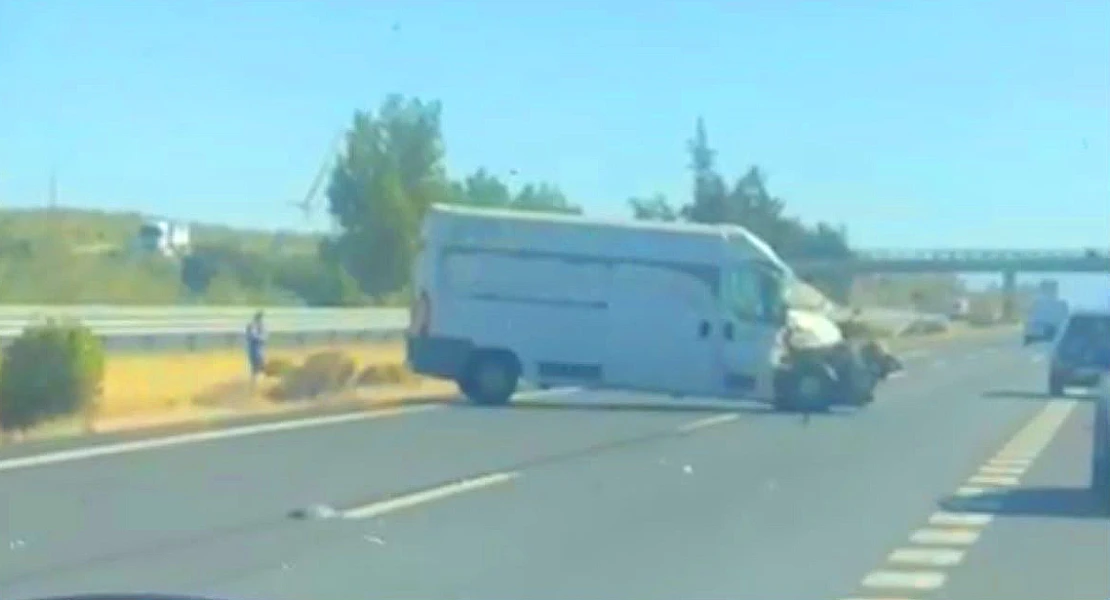 Aparatosa colisión entre una furgoneta y un camión en la A-66