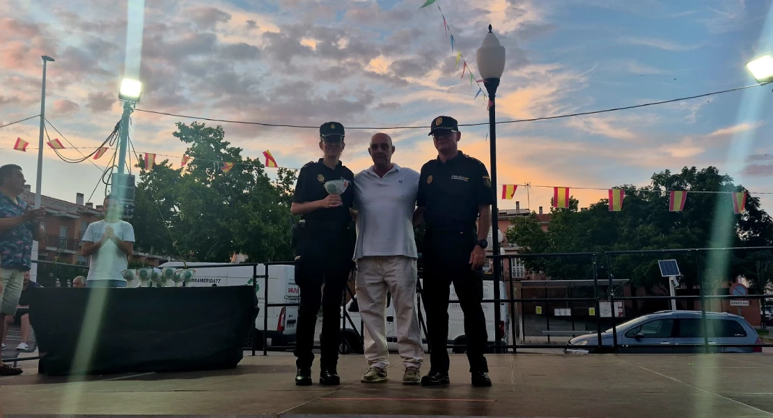 La Policía Nacional recibe el agradecimiento de la Asociación de Vecinos de Montealto