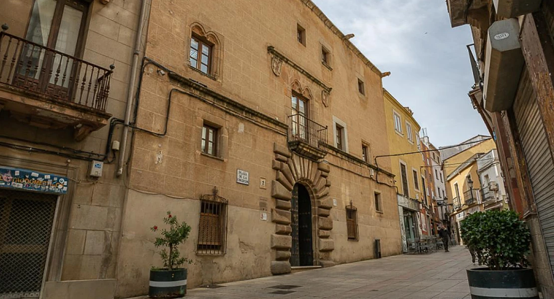 El Palacio de la Isla de Cáceres mantiene su actividad en verano con dos nuevas exposiciones