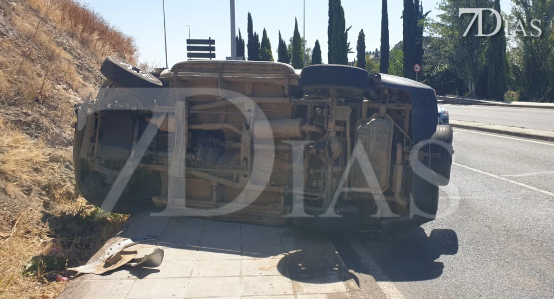 Colisiona contra una farola y vuelca sobre la acera del carril contrario en Badajoz