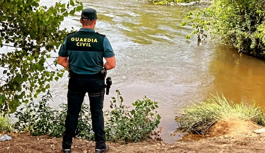 Dos agentes de la Guardia Civil rescatan a un menor arrastrado por la corriente en el río Ruecas (BA)
