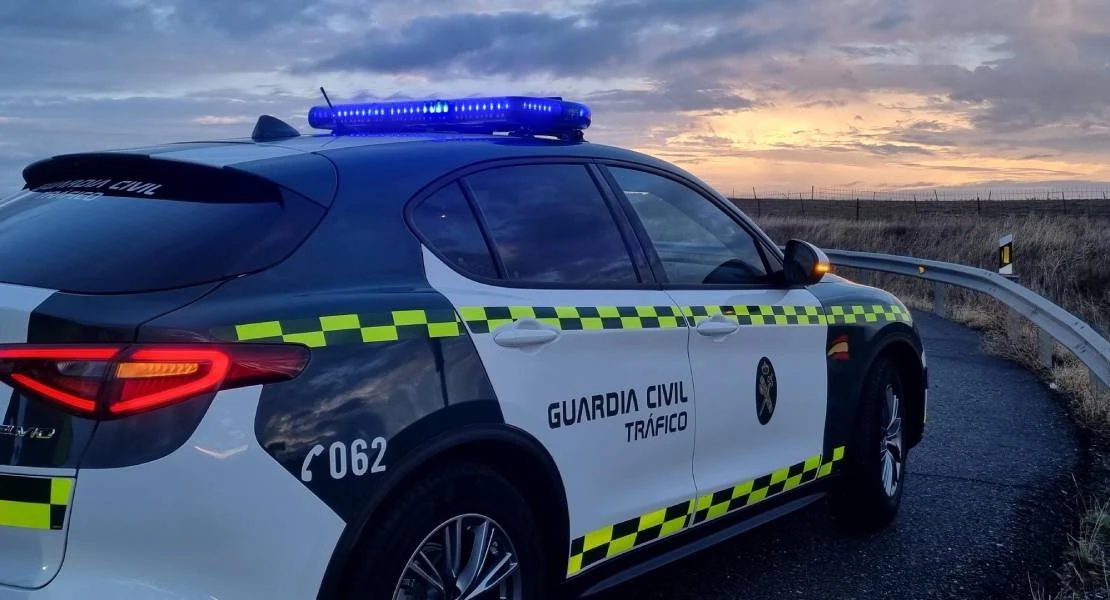 Cuatro heridos, uno de ellos atrapado, tras la salida de vía y vuelco de un vehículo en la EX-115