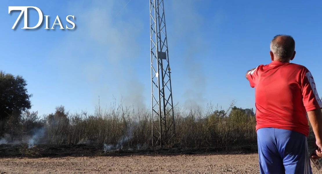 Un grave incendio obliga a cortar una carretera en Badajoz
