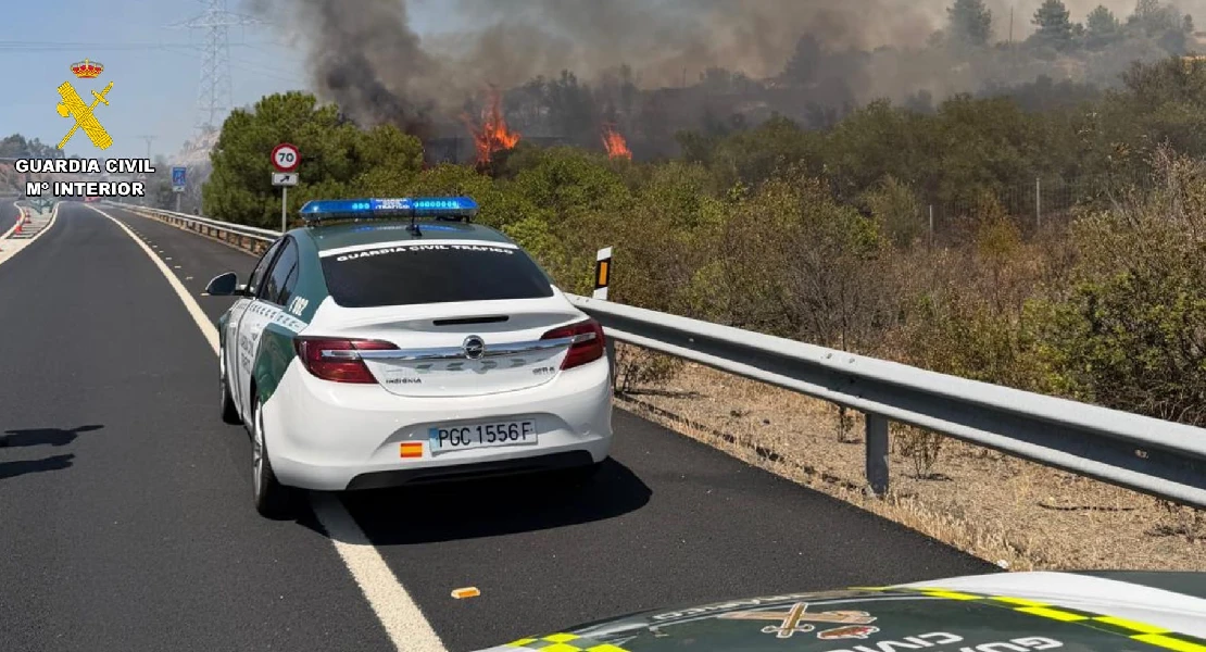 El 112 envía una alerta urgente a los vecinos de Casas de Millán y Grimaldo por el avance del fuego