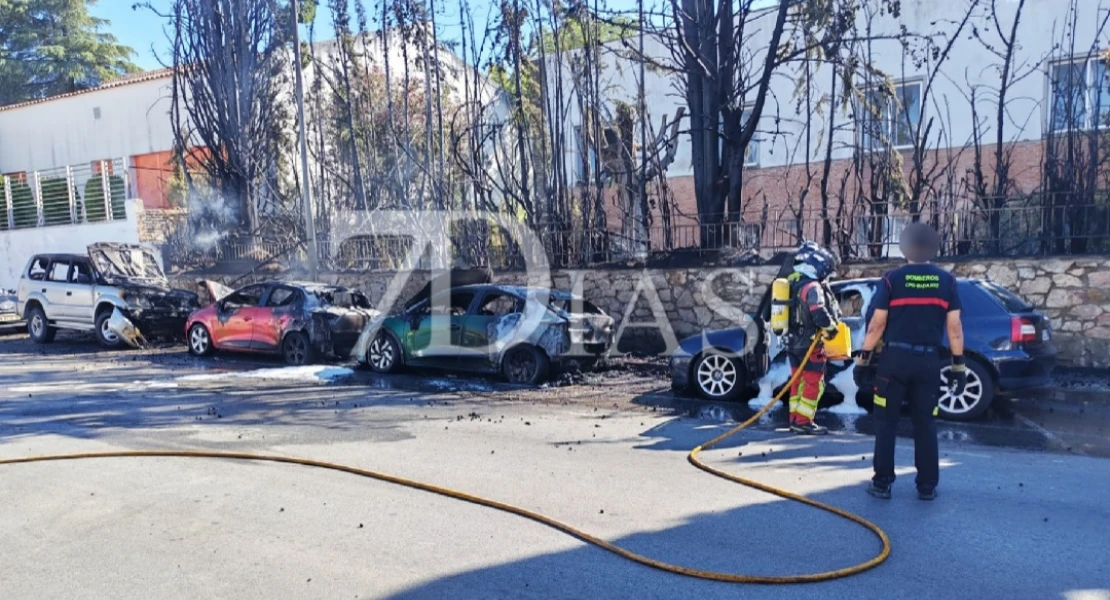 Un incendio calcina varios coches en el centro de Llerena (BA)