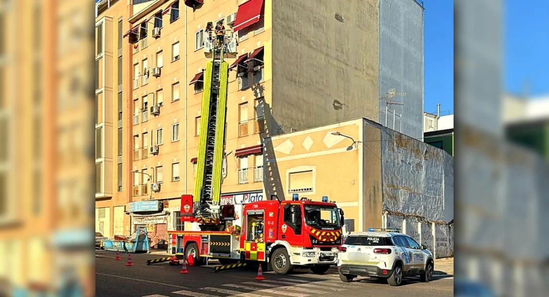 Los bomberos intervienen tras sufrir desprendimientos un edificio de San Roque