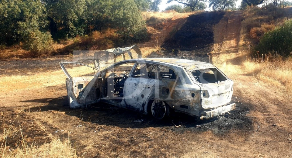 Arde un coche durante la madrugada en Badajoz y evitan que se convierta en un incendio forestal