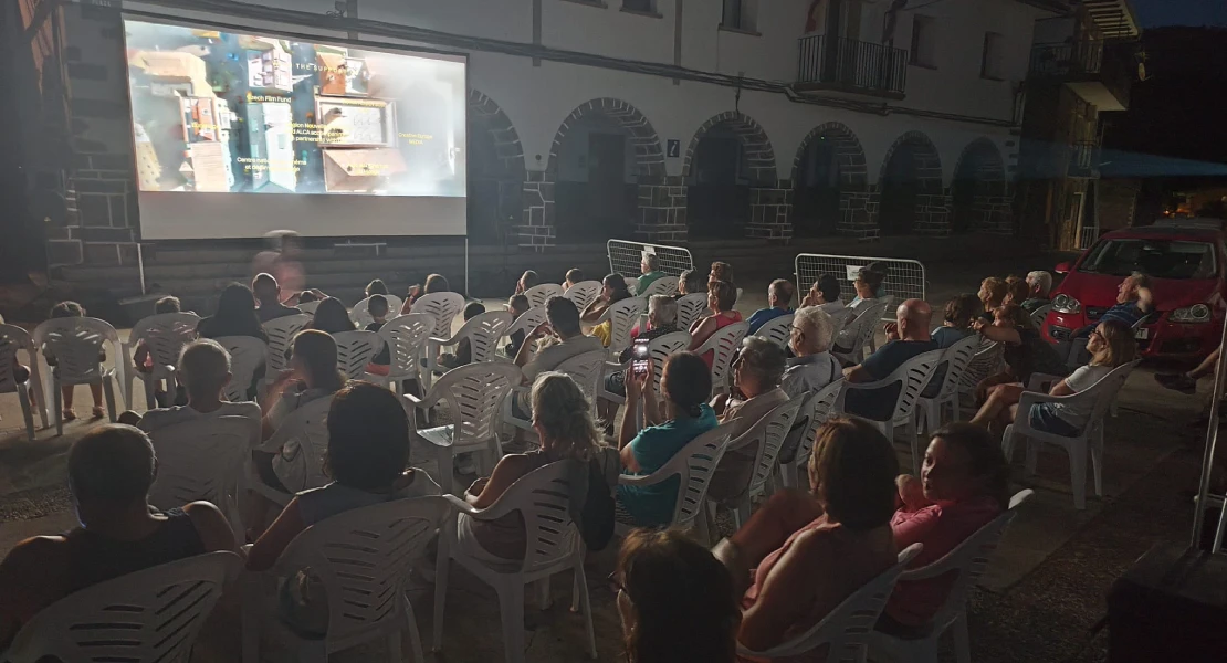 Las plazas de 12 pueblos cacereños se transforman en cines de verano