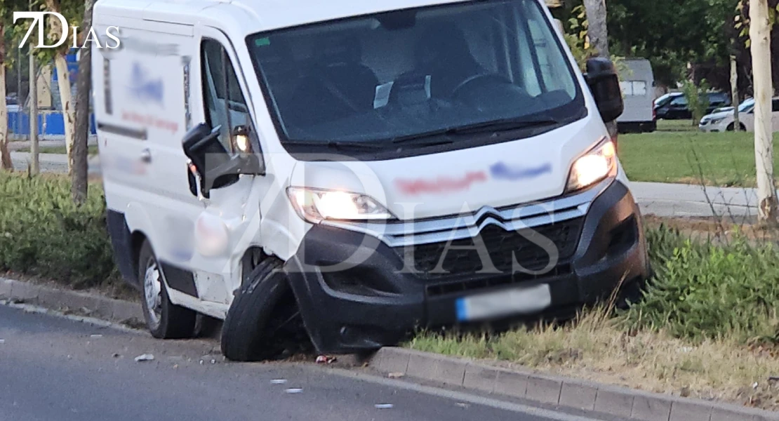 Colisión entre un turismo y una furgoneta en Badajoz