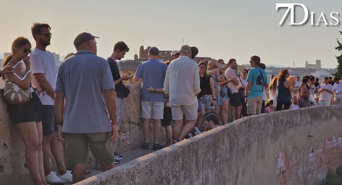 Así se está viviendo el eclipse solar desde la Alcazaba de Badajoz
