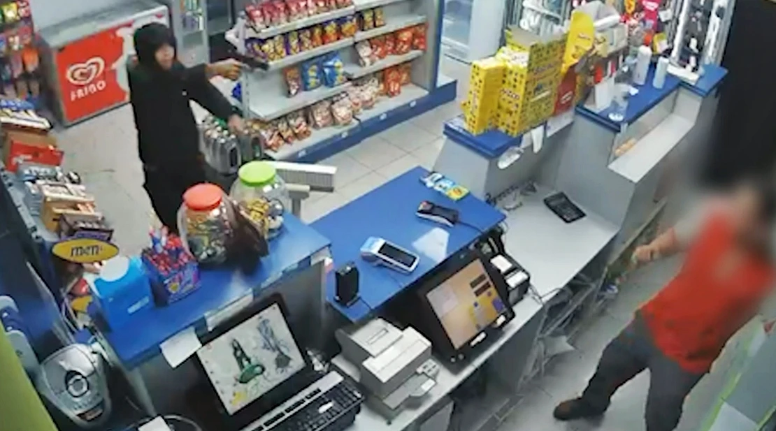 Detenidos tres jóvenes, dos de ellos menores, por atracar con una pistola tres veces la misma gasolinera