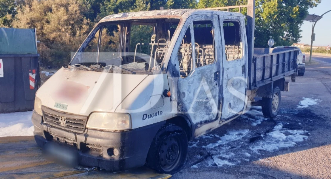 El fuego calcina un camión cerca de Badajoz