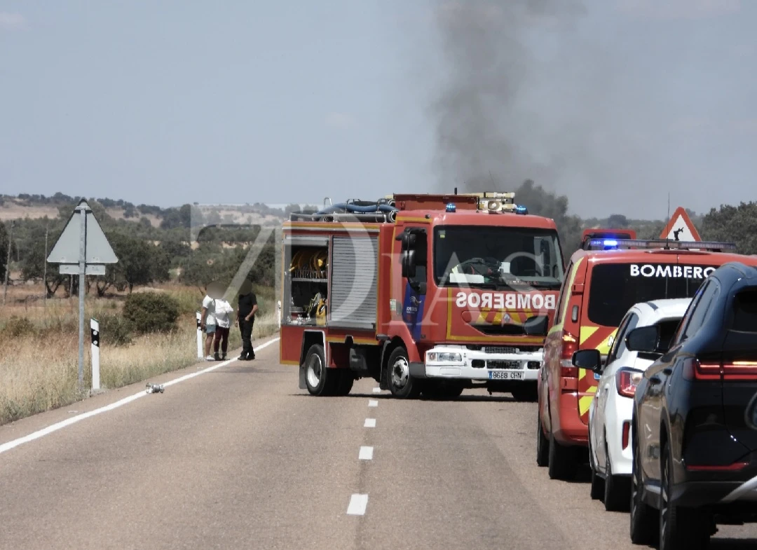 Arde un vehículo que viajaba en dirección a Alburquerque y provoca retenciones en la EX-110