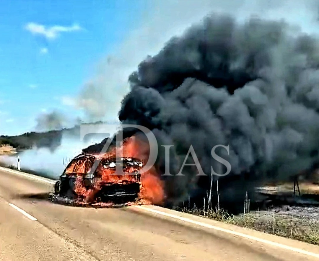 Arde un vehículo que viajaba en dirección a Alburquerque y provoca retenciones en la EX-110