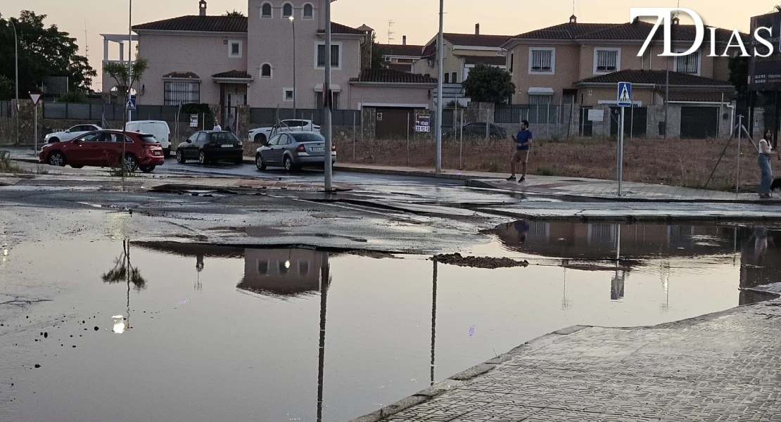 La rotura de una tubería levanta el suelo de una rotonda de Badajoz