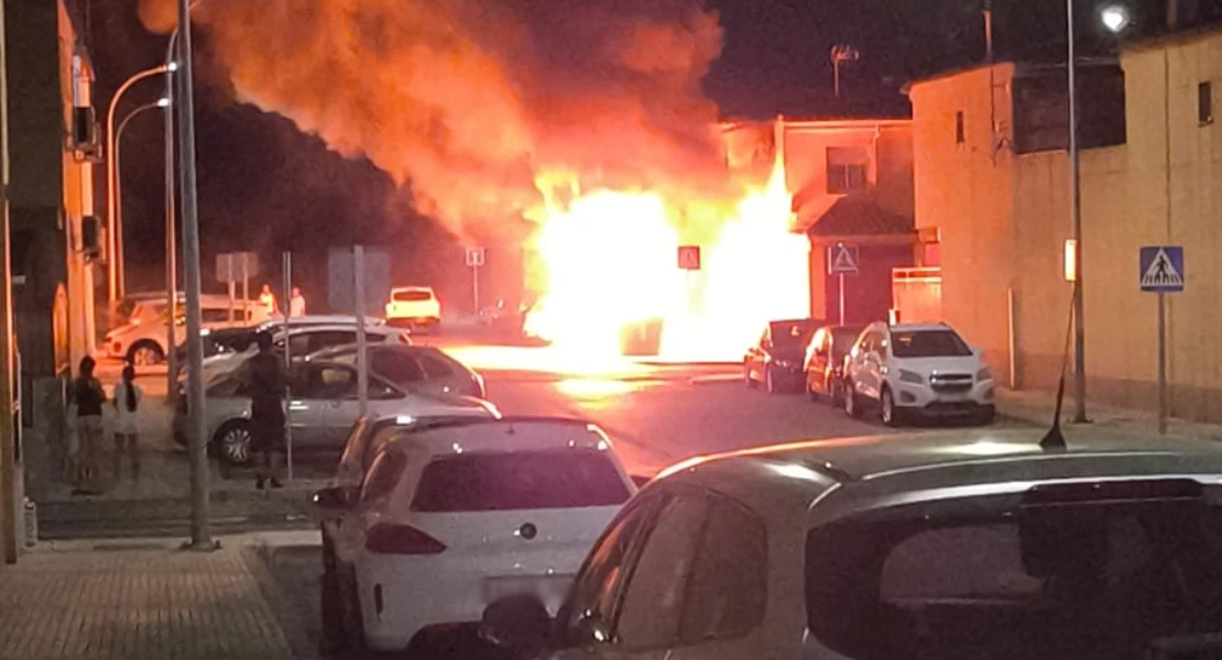 Arden varios contenedores durante la noche y afectan a una vivienda en la barriada de Llera