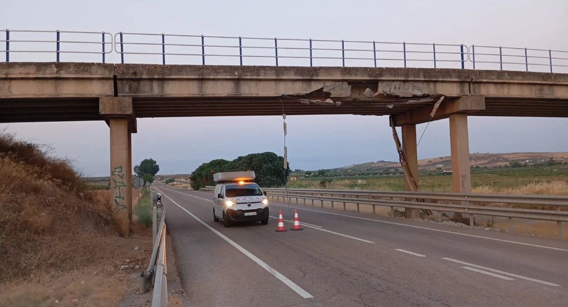 Un camión se da a la fuga tras destrozar el Puente de la Nava en Los Santos de Maimona