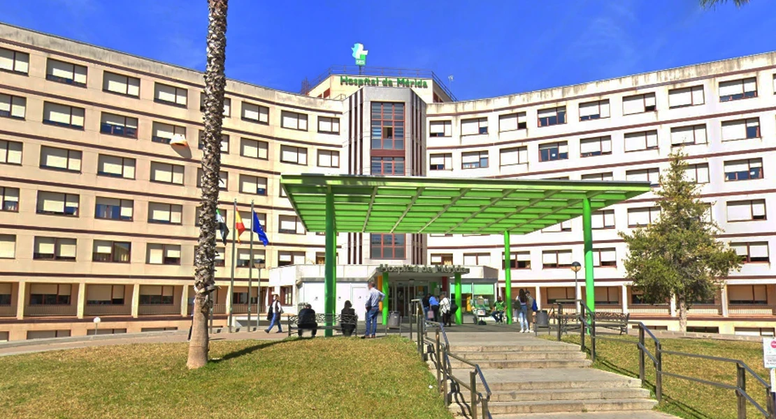 Grave tras colisionar su camión contra un puente en Extremadura