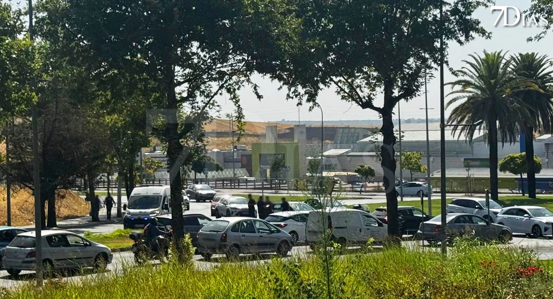 Un motorista de 17 años resulta herido tras colisionar con un turismo en Badajoz