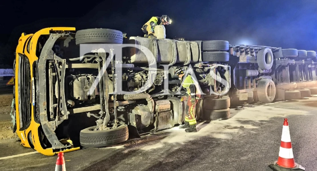 Queda atrapado tras volcar un tráiler a la entrada de Badajoz